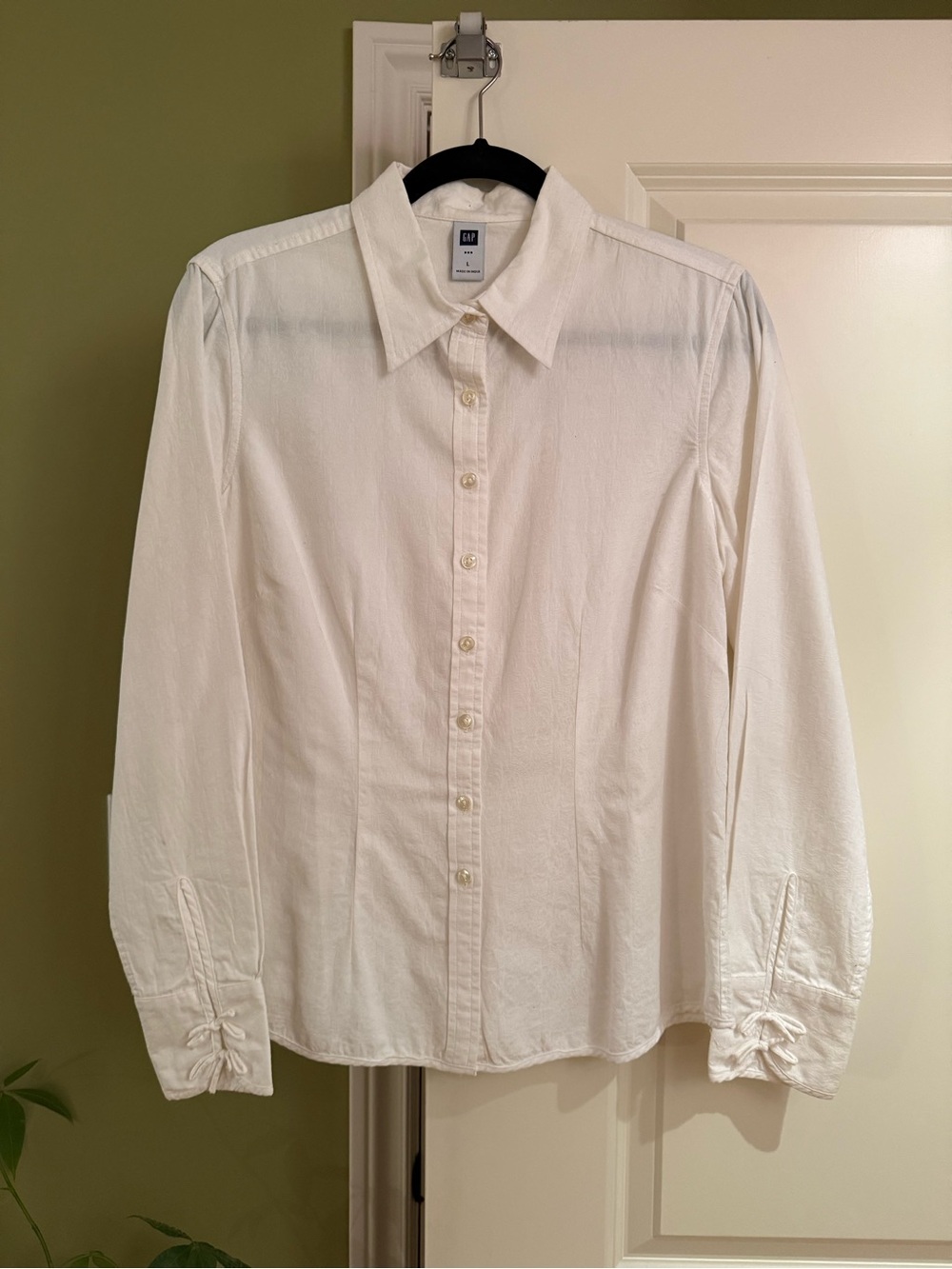 GAP White Button-Up Shirt Bow Tie Cuffs Size L